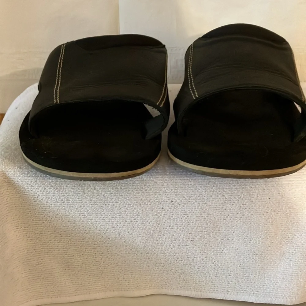 Dockers Black Men’s Faux Leather Slide Sandal Measures 11.5” as no size shown.